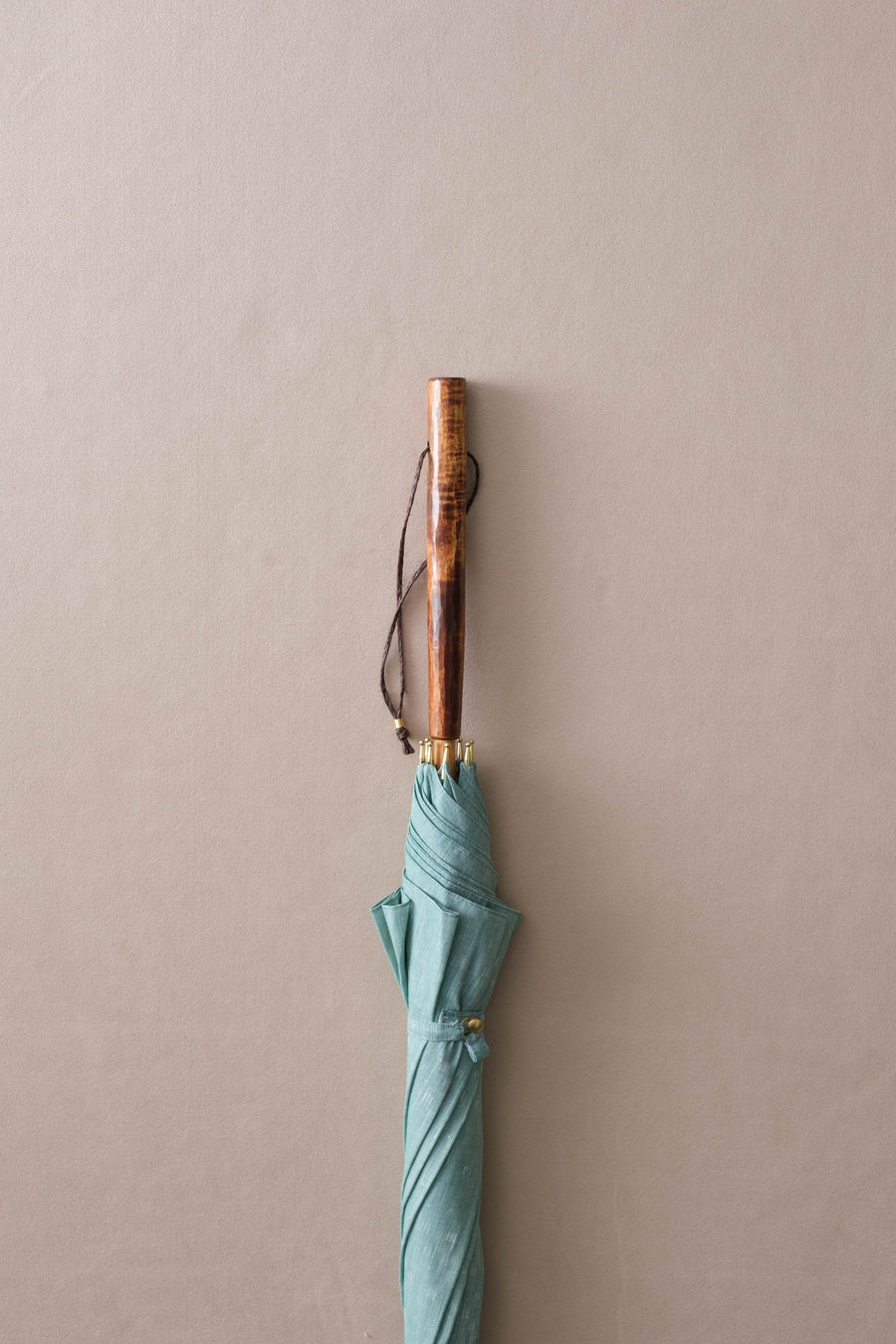 手彫りの１点ものハンドル / 長傘用 / no.108(トチ・漆塗り)