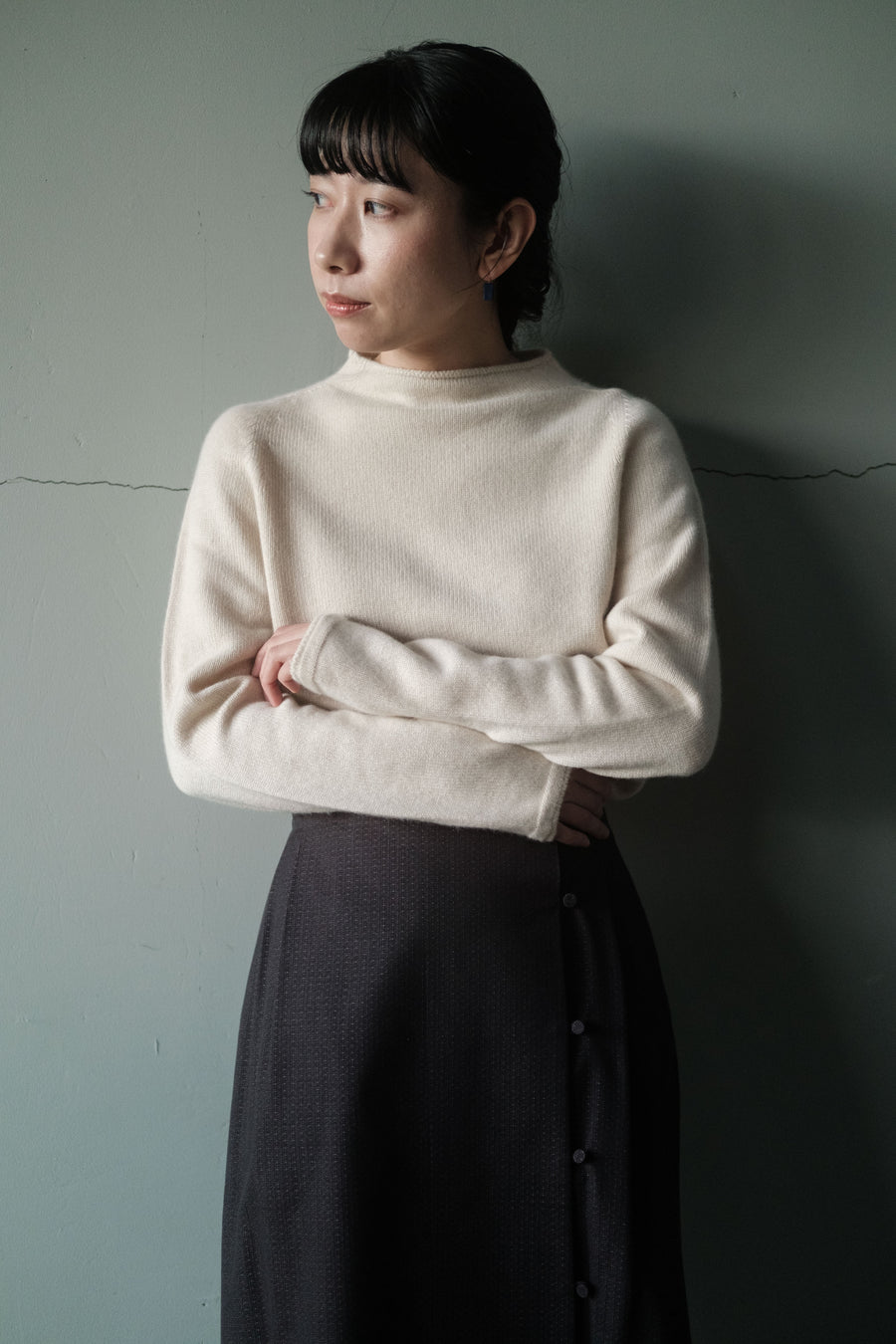 糸衣 ベビーカシミヤモックネックセーター UTSUGI(薄香/ペールベージュ